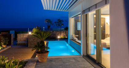 Exquisite 5-star cottage with sea access, private pool, jacuzzi and spa