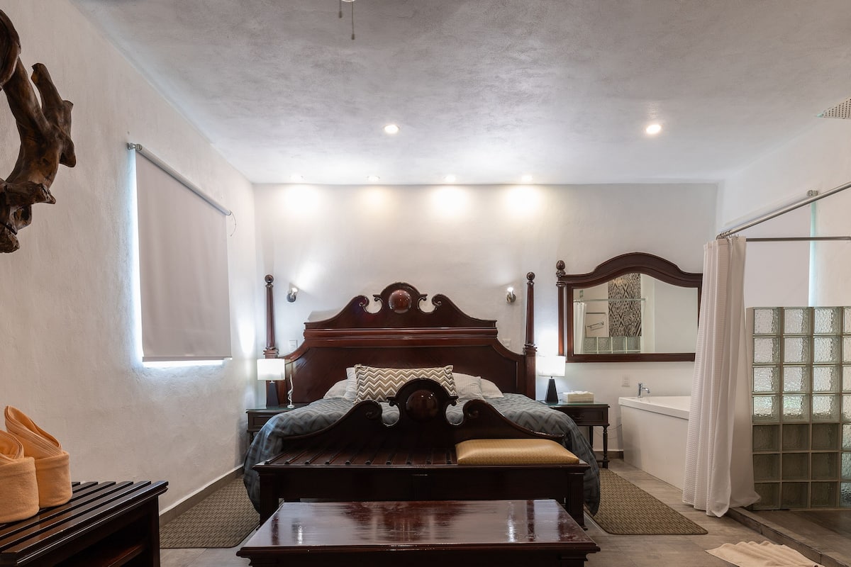 deluxe suite, balcony | egyptian cotton sheets, premium bedding, down duvets