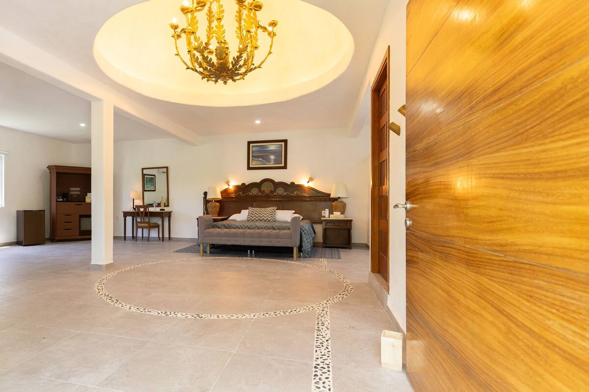 Royal Studio Suite, Jetted Tub