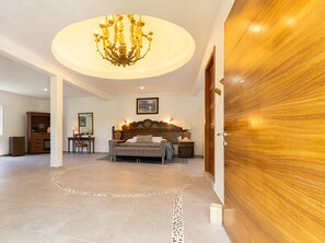 Royal Studio Suite, Jetted Tub