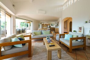 Interior - Spacious property with a panoramic sea view not far from the beaches (Roquebrune-sur-Argens)