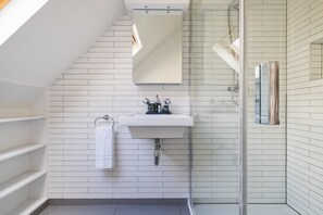 Een haardroger, handdoeken