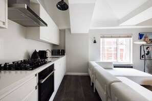 ثلاجة، ميكروويف، فرن، موقد طهي مسطح