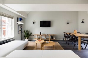 2 عدّة غرف نوم ومكواة/لوح كي وسر�ير سفر وخدمة الإنترنت