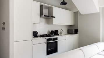 Een koelkast, een magnetron, een oven, een kookplaat