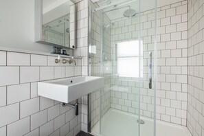 Shower, hair dryer, towels - Marvellous Leicester Sq 2BR - Netflix & Nespresso (London)