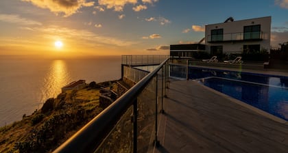 Modern villa, shared infinity pool | SunsetCliff 3