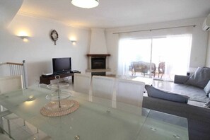 Fernseher, Kamin, DVD-Player