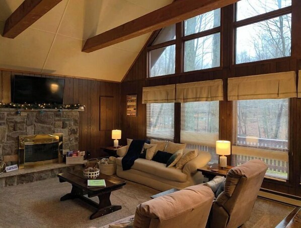 Smart-TV, Kamin, Tischtennisplatte