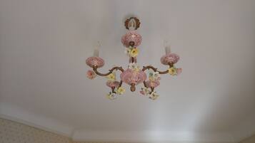 Un lustre à plusieurs bras, orné de motifs floraux.