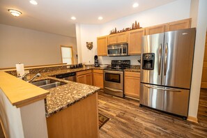 Full-size fridge, microwave, oven, stovetop