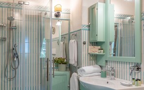 Shower, hair dryer, towels, soap - THE HOUSEHOLD (Umbria)