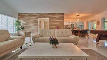 TV connectée, cheminée, espaces bureaux