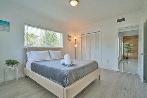 5 habitaciones, tabla de planchar con plancha y cuna de viaje