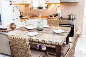 City Apartment | Private kitchen | Fridge, cookware/dishes/utensils - Amazing apartment with view (Piraeus)