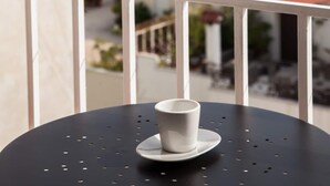 A balcony with a table and a cup, overlooking a marina with boats. - Amazing apartment with view (Piraeus)