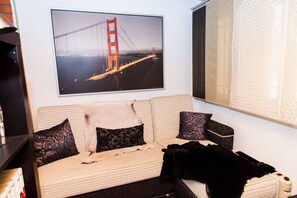 Appartement Ville | Coin séjour | Télévision de 32 pouces avec chaînes numériques