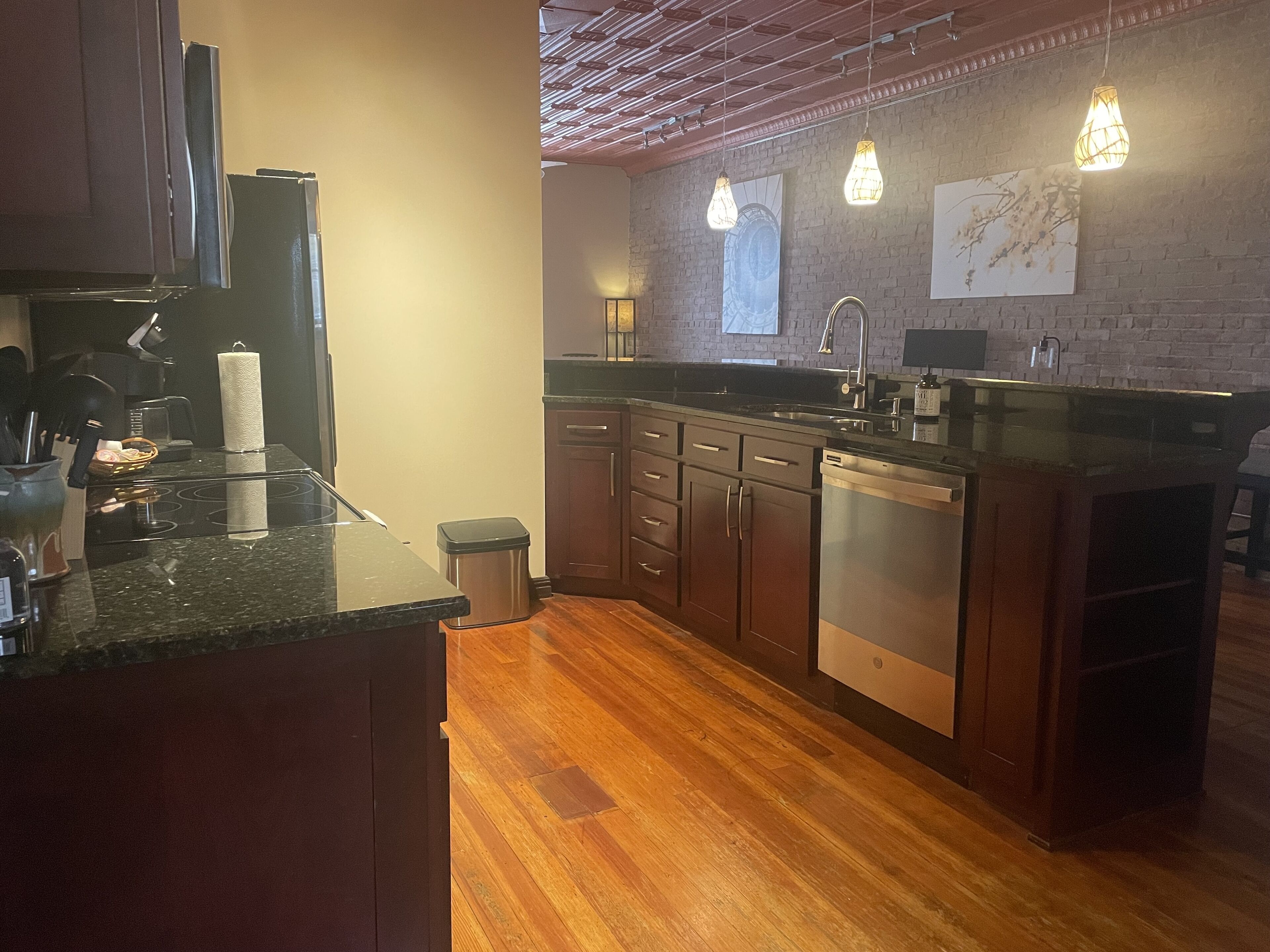 Microondas, horno, lavavajillas y cafetera y tetera 