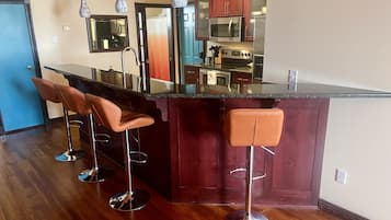 Microondas, horno, lavavajillas y cafetera y tetera
