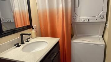 Ensemble douche/baignoire, sĂšche-cheveux, serviettes fournies, savon