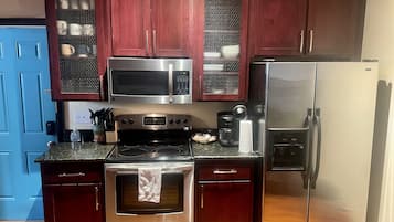 Microwave, oven, dishwasher, coffee/tea maker