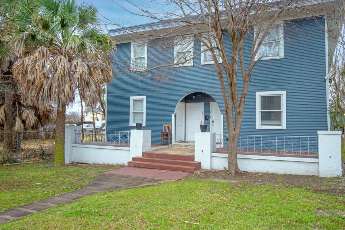 Charming Historic 3BR/2BA Located Near Downtown