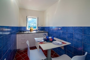 Fridge, stovetop, coffee/tea maker, electric kettle