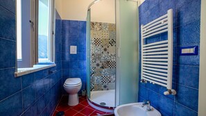 Ducha, secador de pelo, bidet, toallas