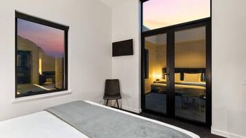 2 bedrooms, desk, iron/ironing board, WiFi