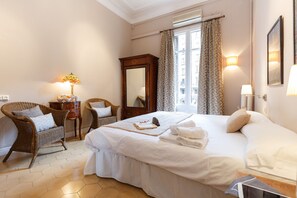 7 bedrooms, iron/ironing board, free WiFi, bed sheets - Classic style 7 bedroom apartment in the city center (Barcelona)
