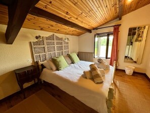 5 slaapkamers, een bureau, een strijkplank/strijkijzer, reisbedje