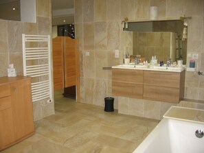 Tina, amenidades de baño ecológicas, secadora de cabello, toallas
