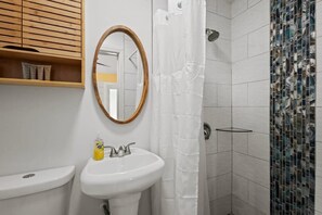 Shower, hair dryer, towels - The Palms Cottage Three- A Green Haven on Sanibel's East End (Sanibel)