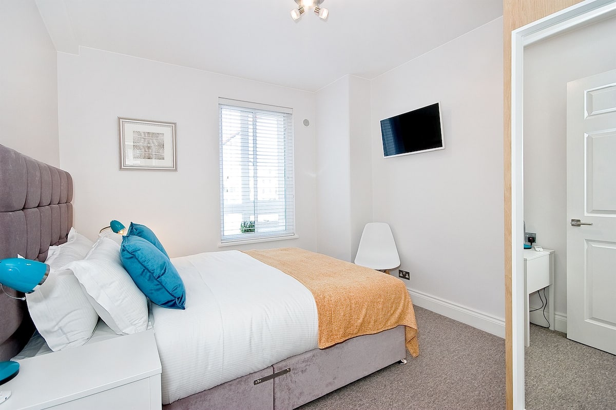 1 Schlafzimmer, hochwertige Bettwaren, individuell dekoriert