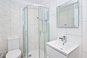 Deluxe-Apartment | Badezimmer | Kostenlose Toilettenartikel, Haartrockner, Handtücher, Seife