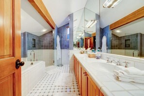 Badewanne, Haartrockner, Handtücher
