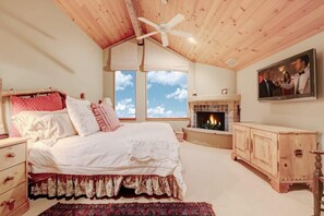 5 makuuhuonetta, työpöytä, silitysrauta/-lauta, vauvan matkasänky