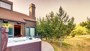 A modern house with a hot tub in the backyard. - The Silver Spur | 5BR Cabin, Walk to PCMR (Park City)