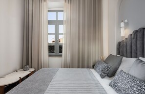 Phòng đôi Deluxe | Minibar, két bảo mật tại phòng, trang trí khác biệt 