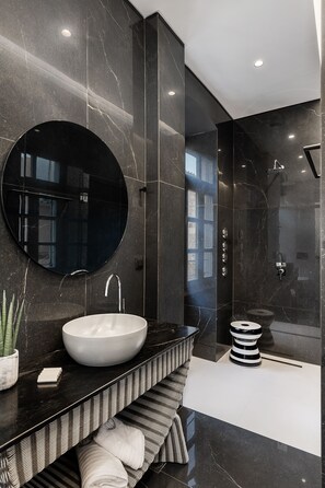 Deluxe Double Room | Bathroom | Shower, rainfall showerhead, free toiletries, hair dryer - Malmo Historic Hotel (Chania)