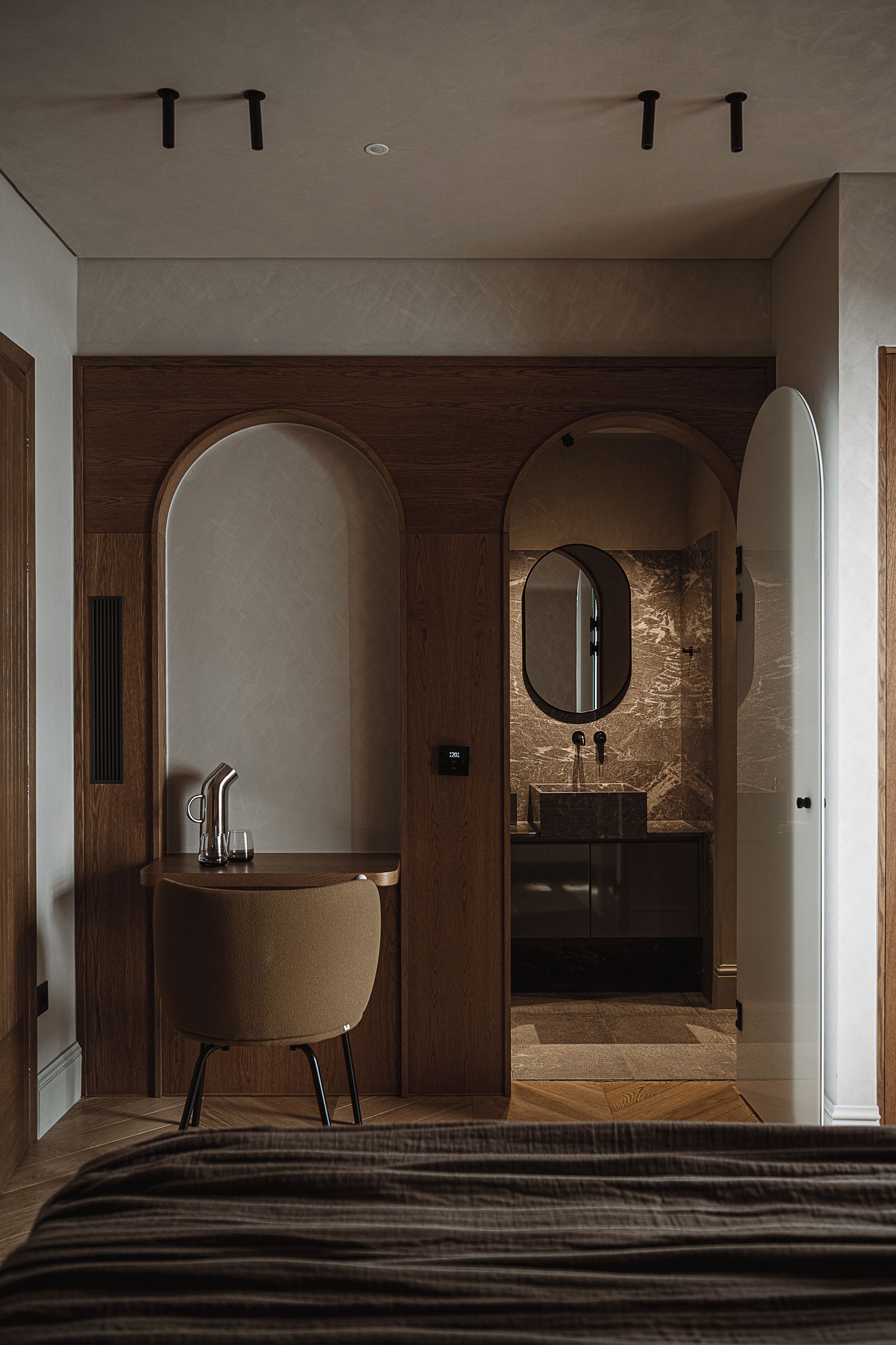 Un baño moderno con una bañera independiente, un tocador con espejo y un lavabo.