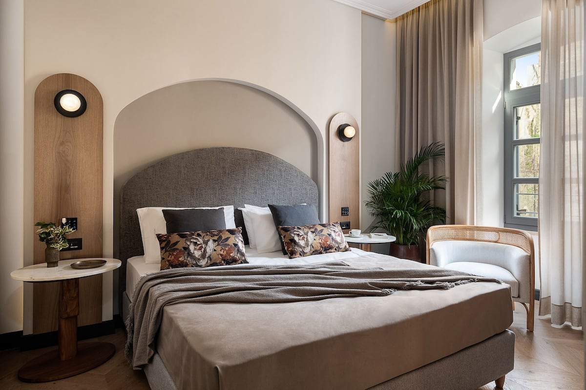 Deluxe Double Room, 1 King Bed | Minibar, in-room safe, individually decorated, individually furnished
