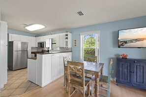 Dishwasher, dining tables - Beachwood Villas 10G - Scenic 30A, Near Seaside, Heated Community Pool, Tennis! (Seagrove Beach)