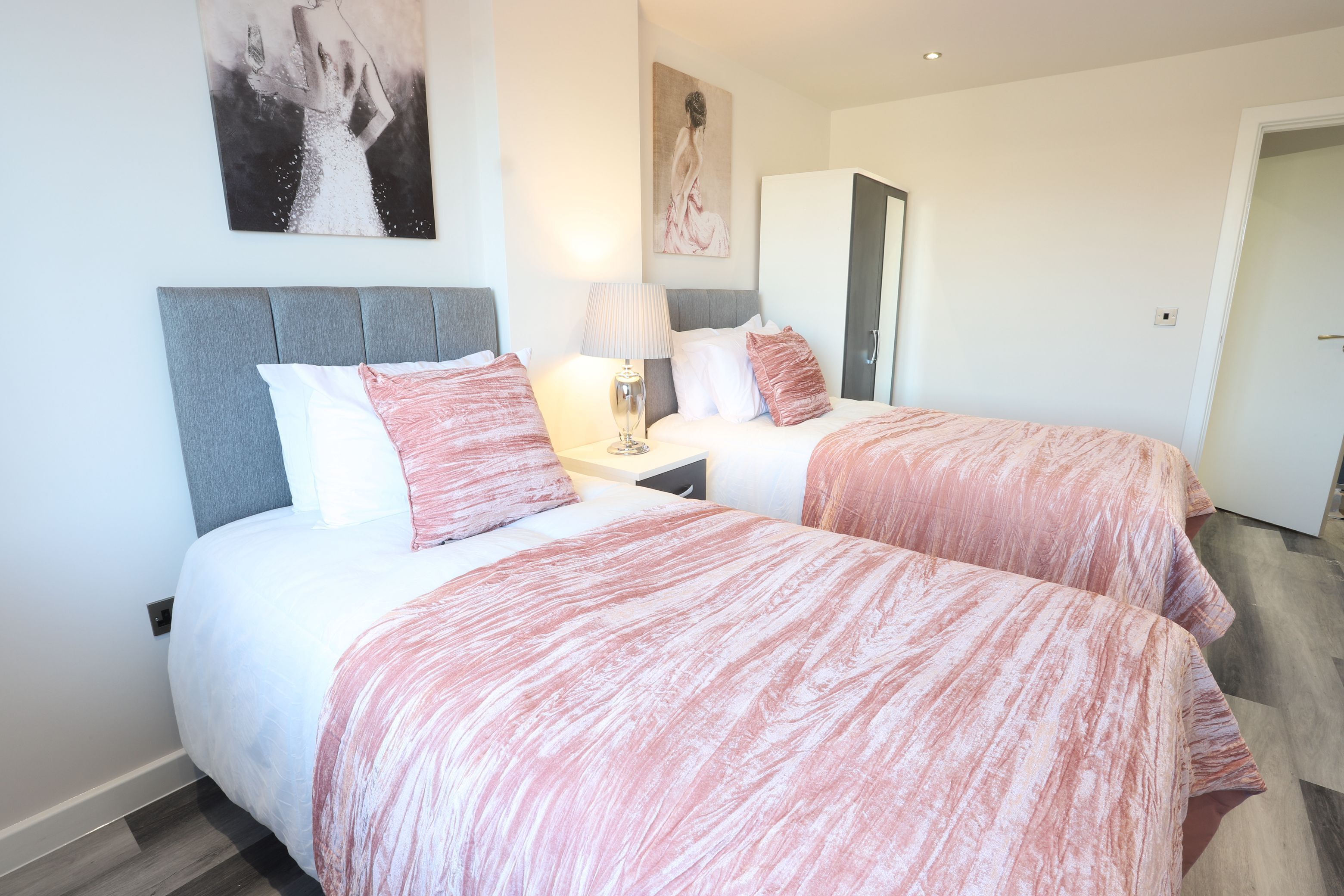 Habitación básica | Decoración personalizada y muebles diferentes 