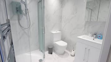 Basic Room | Bathroom | Free toiletries, towels, soap, shampoo