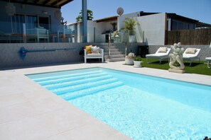 Outdoor pool, a heated pool - NEW YEAR REDUCTIONS, Spacious, comfortable villa with private pool. (Caleta de Fuste)