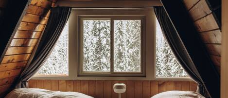 3 bedrooms, travel cot, free WiFi, bed sheets