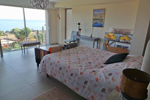 5 quartos, ferros/tábuas de passar roupa, acesso à internet