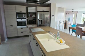 Frigorifero, microonde, forno, lavastoviglie