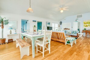 Dining - 2nd Row Gulf View Home w/ Wood Floors, Comfortable Furnishings - Dogs Welcome! (Jamaica Beach)